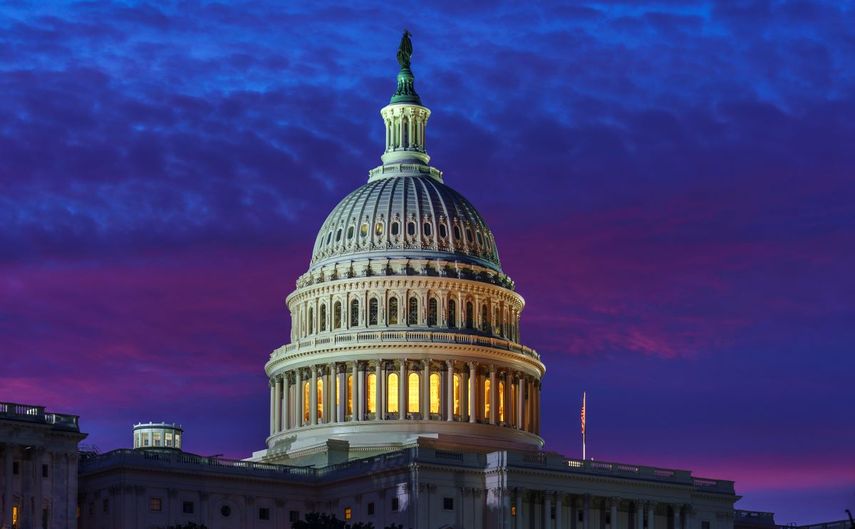 La foto del 6 de noviembre de 2020 muestra el Capitolio, Washington, al amanecer. Una nueva encuesta de The Associated Press-NORC revela que los estadounidenses están divididos acerca de si el Senado debe condenar al expresidente Donald Trump.&nbsp;