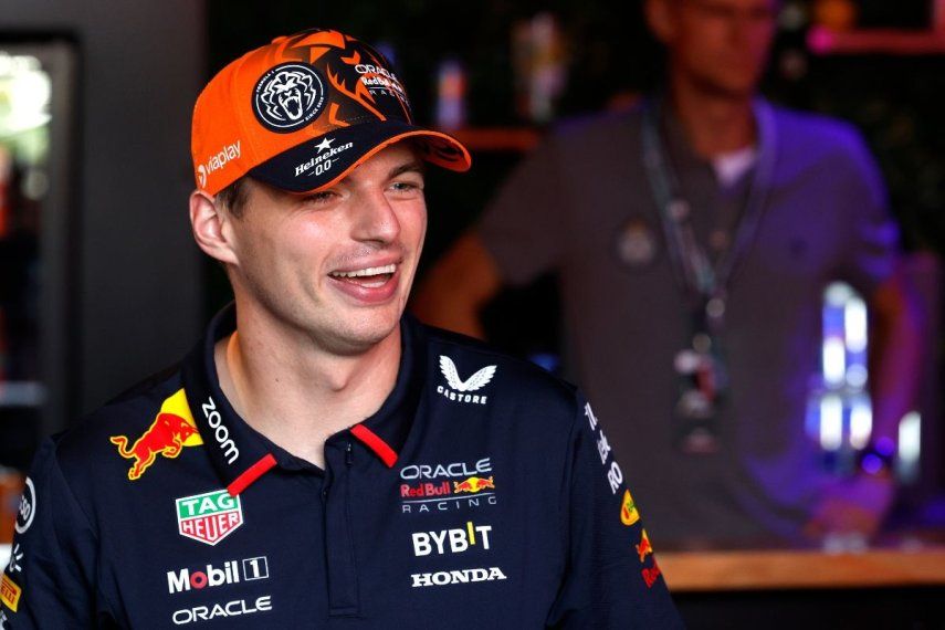 El holandés de Red Bull Max Verstappen sonríe mientras platica con aficionados antes del Gran Premio de Bélgica en Spa-Francorchamps el jueves 25 de julio del 2024.&nbsp;