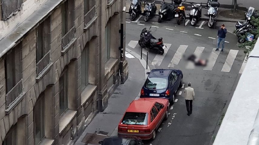 Una persona yace en el pavimento luego del ataque a cuchillo perpetrado por un hombre en el centro de París.