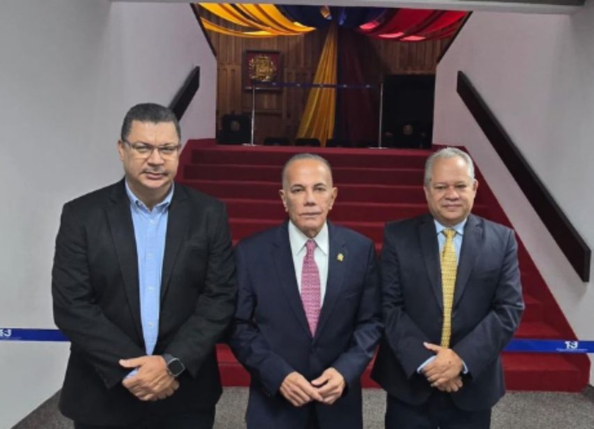 Antes de entrar por separado al TSJ, el gobernador del Zulia Manuel Rosales, de Un Nuevo Tiempo NT José Luis Cartaya de la Mesa de la Unidad Democrática &nbsp;y Simón Calzadilla del Movimiento por Venezuela, los tres partidos que apoyaron a Edmundo González en las elecciones del 28 de julio. CORTESÍA LA CHICHARRA DIGITAL