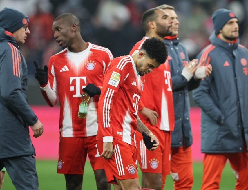 El delantero colombiano #14 del Bayern Múnich, Luis Díaz (C), observa a sus compañeros de equipo después del partido de fútbol de la primera división alemana, la Bundesliga, entre el FC Bayern Múnich y el FC Augsburgo en Múnich, sur de Alemania, el 24 de enero de 2026.&nbsp;