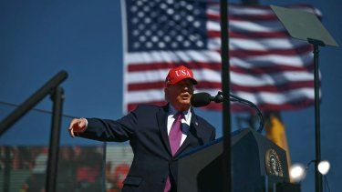 El presidente de los EEUU, Donald Trump, habla en un mitin de campaña en el Aeropuerto Internacional Laughlin/Bullhead en Bullhead City, Arizona, el 14 de octubre de 2026.