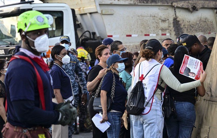 Personas esperan información afuera de una morgue improvisada junto a la discoteca Jet Set tras el derrumbe de su techo en Santo Domingo el 9 de abril de 2025. Los rescatistas se apresuraron a encontrar sobrevivientes el 8 de abril de 2025, entre los escombros de una discoteca de República Dominicana donde al menos 79 personas, incluyendo una ex estrella de las Grandes Ligas de Béisbol, murieron al derrumbarse el techo. Personas esperan información afuera de una morgue improvisada junto a la discoteca Jet Set tras el derrumbe de su techo en Santo Domingo el 9 de abril de 2025. Los rescatistas se apresuraron a encontrar sobrevivientes el 8 de abril de 2025, entre los escombros de una discoteca de República Dominicana donde al menos 79 personas, incluyendo una ex estrella de las Grandes Ligas de Béisbol, murieron al derrumbarse el techo.