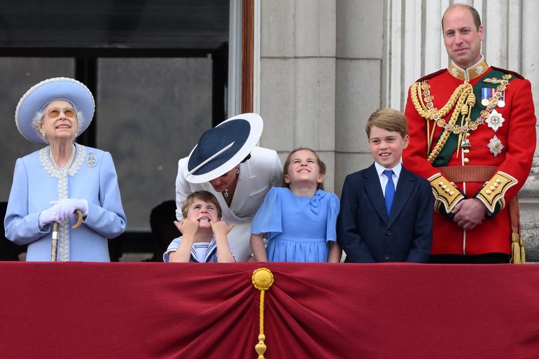 Kate, duquesa de Cambridge, habla con el príncipe Luis mientras están con la reina Isabel II, la princesa Charlotte, el príncipe George y el príncipe William para ver un vuelo especial desde el balcón del Palacio de Buckingham después del desfile del cumpleaños de la reina, el Trooping The Colour, como parte de las celebraciones del jubileo de platino de Isabel II, en Londres el 2 de junio de 2022.