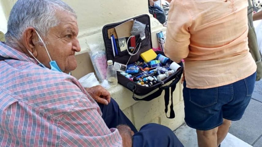 Ancianos vendedores en Cuba: la otra cara del castrismo