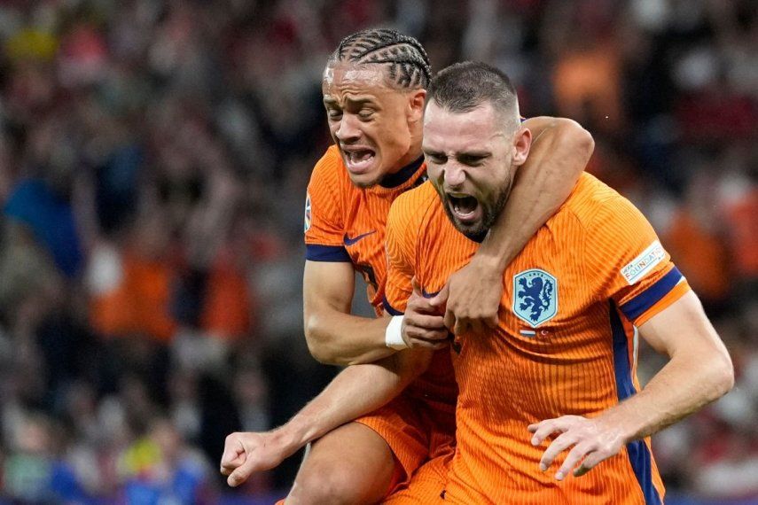 Stefan de Vrij (derecha), de la selección de Países Bajos, festeja con Xavi Simons tras anotar en el duelo de cuartos de final ante Turquía, el sábado 6 de julio de 2024, en Berlín.