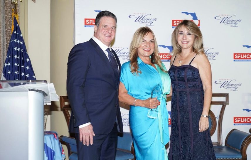 Galardonados recibiendo su reconocimiento en los Premios Women Empowering and Embracing Women (WEEW) 2025.