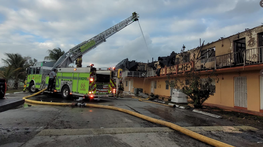 Bomberos de Miami-Dade sofocan el incendio.