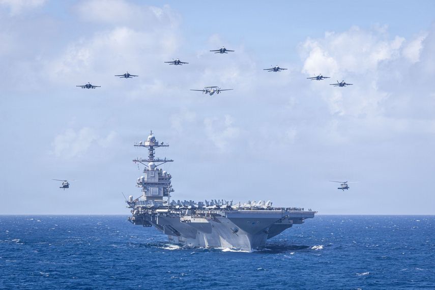 El presidente estadounidense, Donald Trump, ordenó el despliegue del portaaviones USS Abraham Lincoln junto con su grupo de combate a aguas de Oriente Medio y ha ordenado el envío de otro más, el USS Gerald R. Ford (en la imagen), para presionar a Irán, después de que Rusia e Irán anunciaran ejercicios navales conjuntos en el mar de Omán y el norte del océano Índico, con el fin de reforzar la seguridad y la coordinación para enfrentar amenazas a la seguridad marítima, en medio de las amenazas militares de Estados Unidos contra Teherán