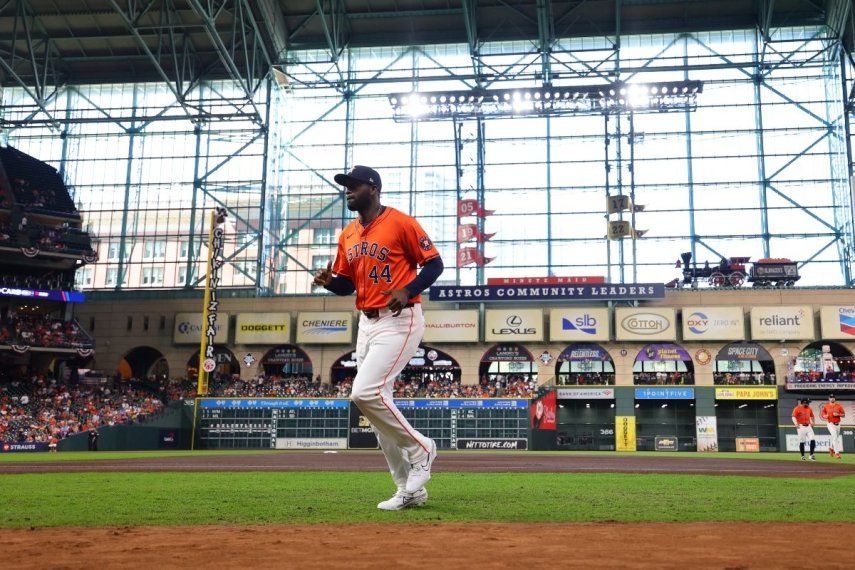 Yordan Álvarez, de los Astros de Houston, trota hacia el dugout antes de un juego contra los Tigres de Detroit, el 2 de octubre de 2024.