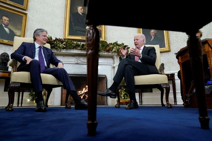 El presidente Joe Biden conversa en un encuentro con el presidente de Ecuador, Guillermo Lasso, en la sala Oval de la Casa Blanca, el lunes 19 de diciembre de 2022, en Washington