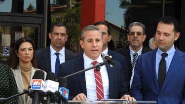 El recaudador de impuestos del condado Miami-Dade, Dariel Fernández, aborda el tema de las empresas con vínculos con el régimen de la Habana.&nbsp;