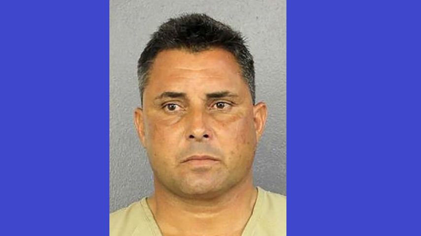 Pablo Batten, de 46 a&ntilde;os, fue arrestado por golpear al conductor que choc&oacute; con su hijo.&nbsp;