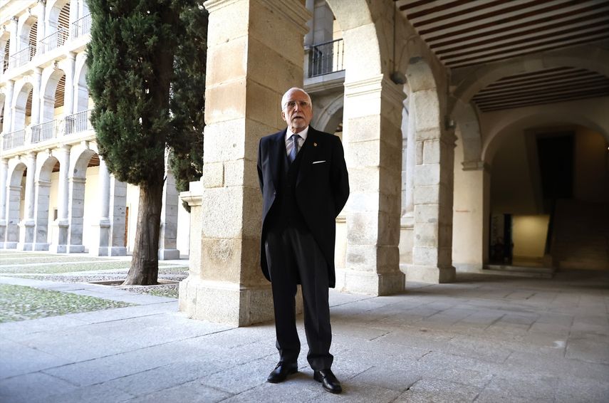 El escritor Luis Mateo Díez a su llegada a la entrega del Premio Miguel de Cervantes 2023 en el paraninfo de la Universidad de Alcalá, a 23 de abril de 2024, en Alcalá de Henares (España). 