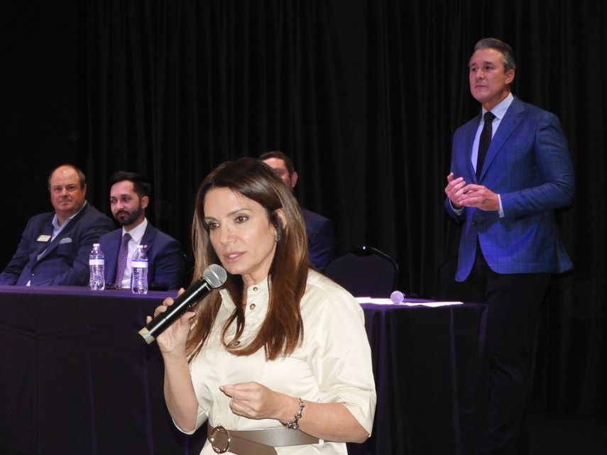 Senadora Ileana García, y el comisionado René García durante el encuentro con la comunidad.&nbsp;