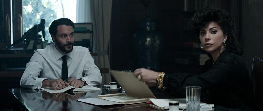 En esta imagen difundida por MGM, Jack Huston como Domenico De Sole y Lady Gaga como Patrizia Reggiani en una escena de House of Gucci.&nbsp;