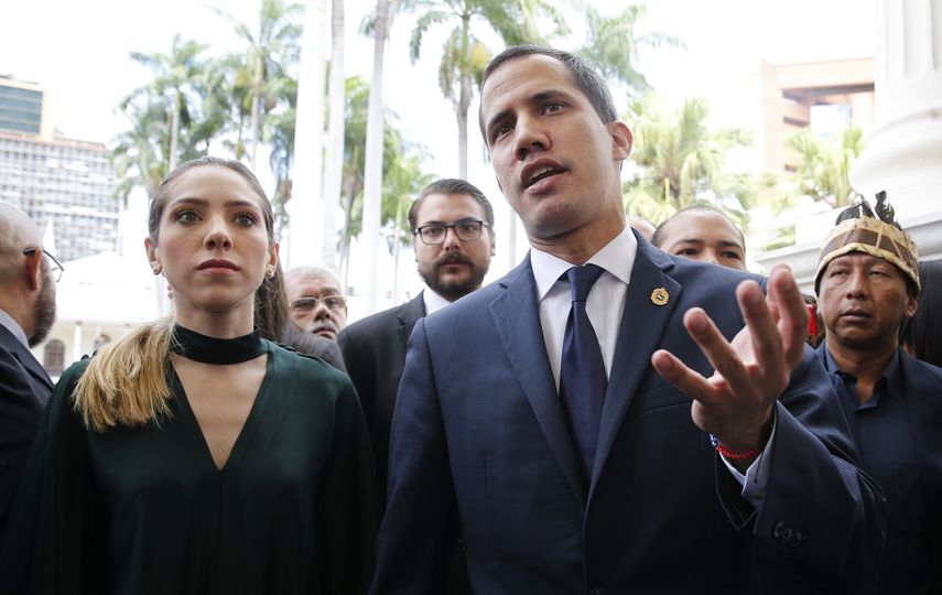 El presidente encargado de Venezuela, Juan Guaidó (der.) y su esposa, Fabiana Rosales, llegan a la sede de la Asamblea Nacional el 5 de julio de 2019.