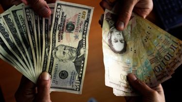 La tasa paralela equivale al 50% del salario mínimo del país, pero supera más de 8.000 veces el valor de la tasa oficial de cambio más baja y al menos 25 veces el de la tasa referencial del sistema de subastas, que el chavismo implementó este añ.