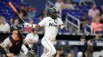 Jazz Chisholm Jr., de los Marlins de Miami, batea un rodado en el juego del martes 18 de abril de 2023, ante los Gigantes de San Francisco.