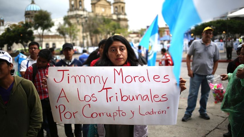Decenas de guatemaltecos se han manifestado frente al Palacio Nacional para exigir la renuncia del presidente de&nbsp;Guatemala&nbsp;Jimmy Morales.&nbsp;