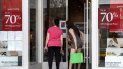 Dos mujeres miran al interior de una tienda de Macys. Dos mujeres miran al interior de una tienda de Macys.