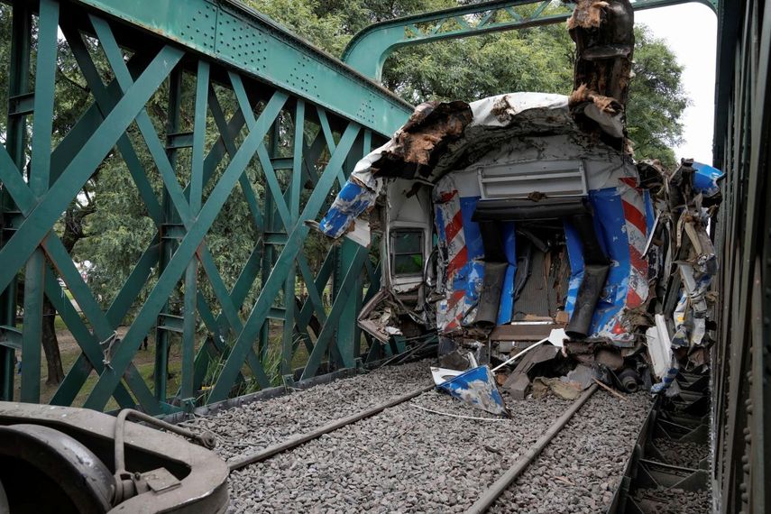 Un vagón de tren que chocó con otro se encuentra sobre las vías en Buenos Aires, Argentina, el viernes 10 de mayo de 2024.&nbsp;