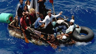 Cubanos varados en una balsa a mitad de camino entre Cayo Hueso, Florida y Cuba. Archivo.