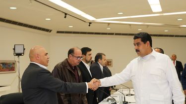 El gobierno y la oposición venezolana inició el domingo pasado un proceso de diálogo auspiciado por la Unión de Naciones Suramericanas (Unasur) y el acompañamiento del Vaticano