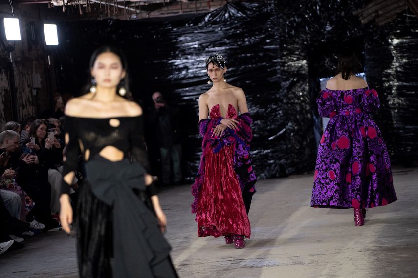 Creaciones que el diseñador Edward Crutchley mostró en la Semana de la Moda de Londres.&nbsp;