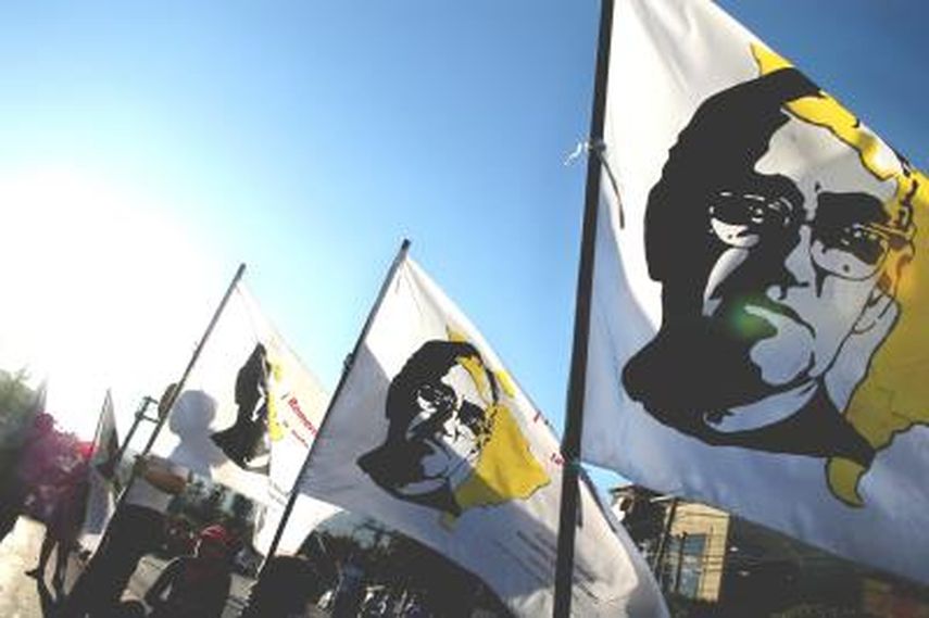 Feligreses participan en una marcha durante los actos conmemorativos del asesinato del Arzobispo mártir Oscar Arnulfo Romero, en la capital salvadoreña. (EFE) 