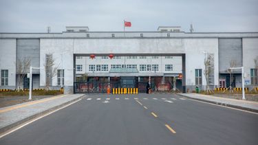 Vista del ingreso principal al Centro de Detención Nro. 3 de Urumqi, en Dabancheng, China, en foto del 23 de abril del 2021. El tamaño del complejo es dos veces el de la Ciudad del VAticano y se cree que puede recibir 10.000 reclusos.