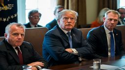 El presidente estadounidense, Donald&nbsp;Trump, habla con los medios antes de la reunión de su gabinete en la Casa Blanca