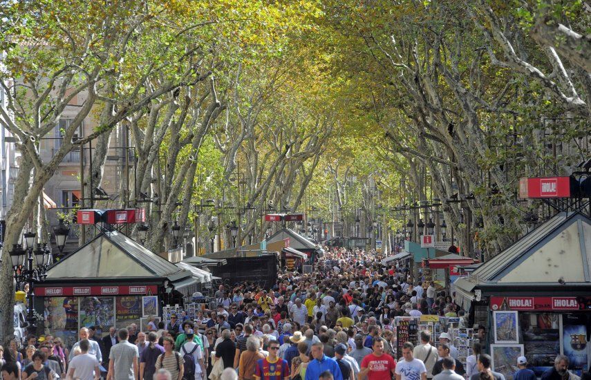 Fotografía del 4 de octubre de 2010 de personas caminando en las Ramblas de Barcelona, España.&nbsp;