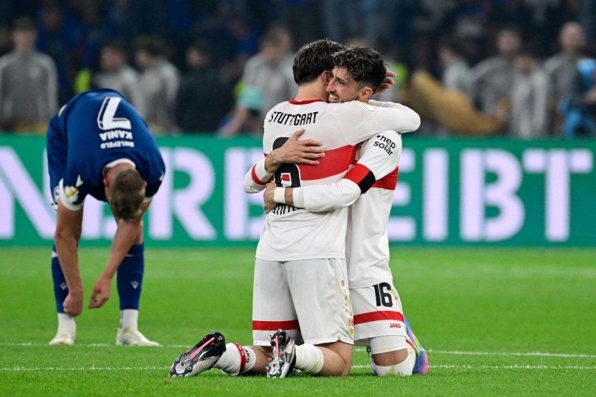 Jugadores del Stuttgart celebran el triunfo que les da el título de campeón en la Copa de Alemania&nbsp;