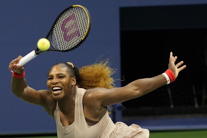 Serena Williams devuelve un tiro de la rusa Margarita Gasparyan, en un encuentro del Abierto de Estados Unidos, el jueves 3 de septiembre de 2020&nbsp;