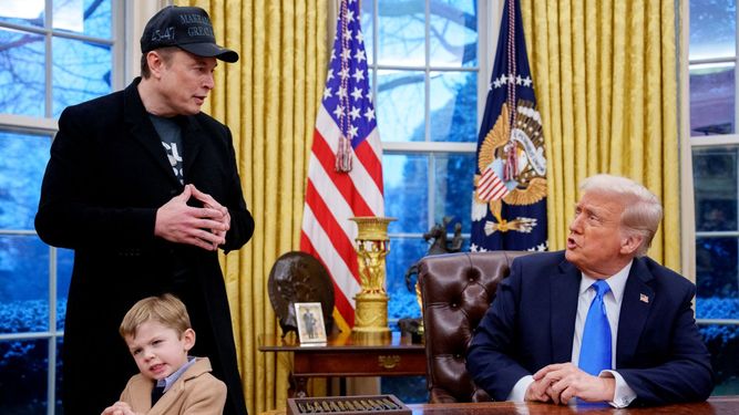 El presidente de Estados Unidos Donald J. Trump habla con Elon Musk en la Oficina Oval durante un encuentro con la prensa.