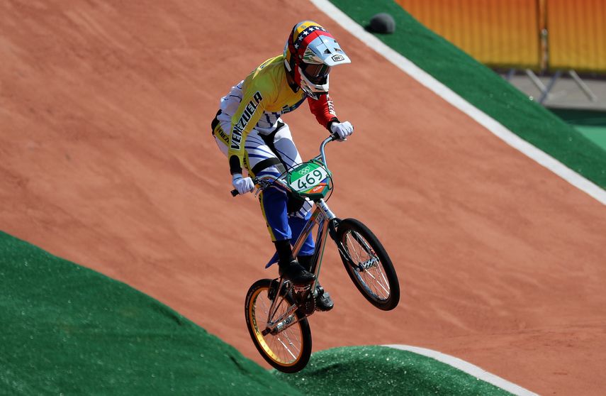 La venezolana&nbsp;Stefany&nbsp;Hernández en su participación en la ronda de clasificación, de la competencia de ciclismo BMX&nbsp;