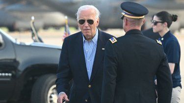 El Presidente Joe Biden desembarca del Air Force One al llegar a la Base de la Guardia Nacional Aérea de Delaware en New Castle, Delaware, el 5 de julio de 2024, mientras viaja a su casa en Wilmington, Delaware.