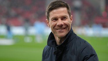 El director técnico español Xabi Alonso, en ese entonces todavía del Bayer Leverkusen, sonríe antes de la celebración de un partido de la Bundesliga, el 28 de marzo de 2025.