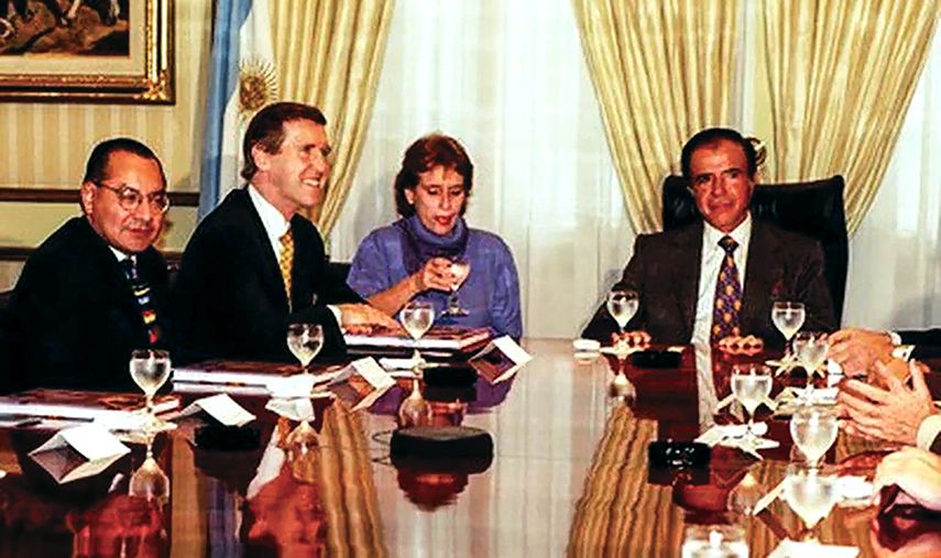 El secretario de Defensa William Cohen, junto al encargado de Negocios, Víctor Rocha (izquierda), en una reunión con el&nbsp;expresidente Carlos Saúl Menem en Buenos Aires, el 23 de mayo de 1998.&nbsp; &nbsp;