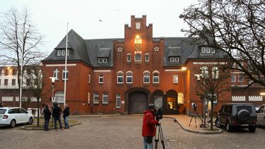 Periodistas apostados frente a la cárcel de la localidad de Neumünster, al sur de Kiel, donde ingresó ayer el expresidente catalán Carles&nbsp;Puigdemont.