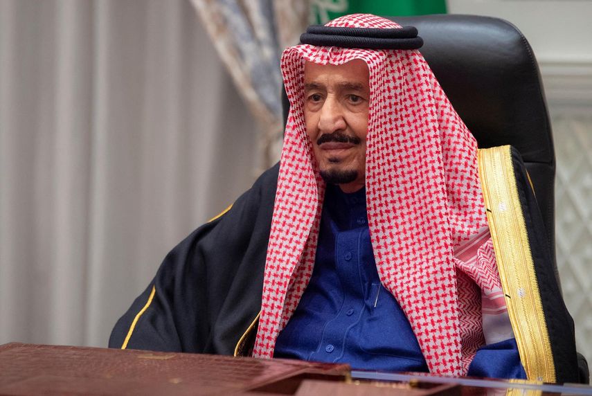 Esta foto de archivo proporcionada por la agencia oficial de prensa saudí el 30 de diciembre de 2021 muestra al rey saudí Salman bin Abdulaziz durante su discurso anual en el Consejo Shura, un órgano consultivo de alto nivel, en la capital, Riad.
