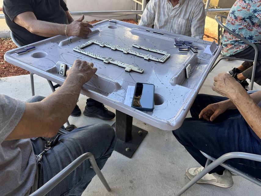 El dominó no faltó en el evento de entrega de almuerzos por Acción de Gracias, organizado por La Colonia Medical Center y De Hostos Senior Center el 27 de noviembre de 2024.&nbsp;