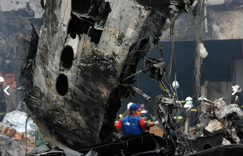 Imagen de los restos del Airbus 320 de la compañía brasileña TAM, después del accidente que sufrió en Sao Pablo el pasado 17 de julio de 2007. (Foto: Archivo)