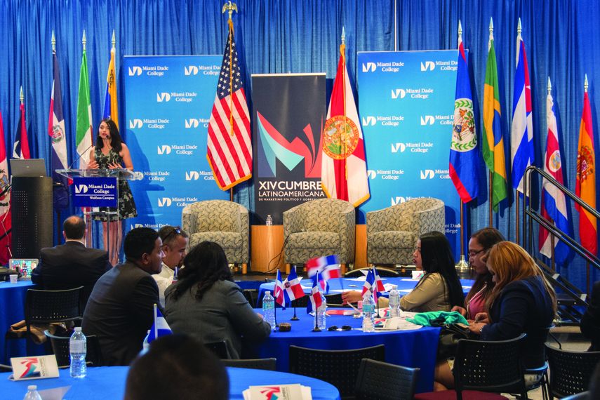 Periodistas, analistas políticos y estrategas participan en el encuentro internacional.