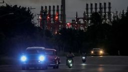 Cubanos conducen sus vehículos junto a un generador flotante en funcionamiento, en La Habana, Cuba, el martes 22 de octubre de 2024.