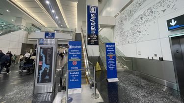 Escalera fuera de servicio por trabajo de renovación en MIA.&nbsp;
