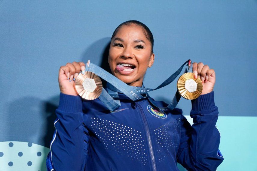 La gimnasta estadounidense Jordan Chiles sostiene sus medallas tras las finales por aparatos en los Juegos Olímpicos de París, el lunes 5 de agosto de 2024