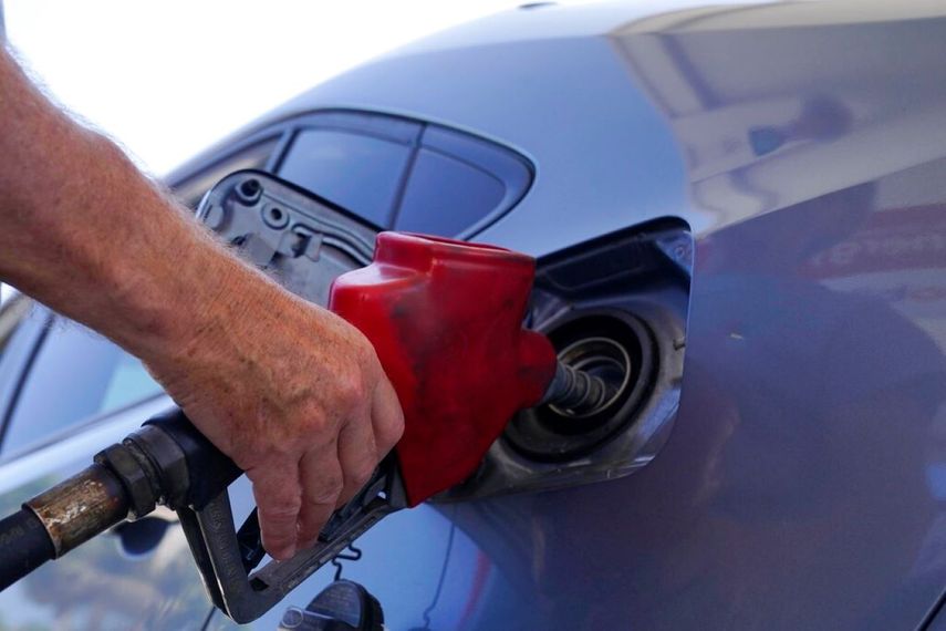 Un conductor repone gasolina en su auto.