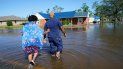 Soncia King y su esposo Patrick King cruzan una calle inundada en Lake Charles, Louisiana, EEUU, 10 de octubre de 2020, después del paso del huracán Delta.